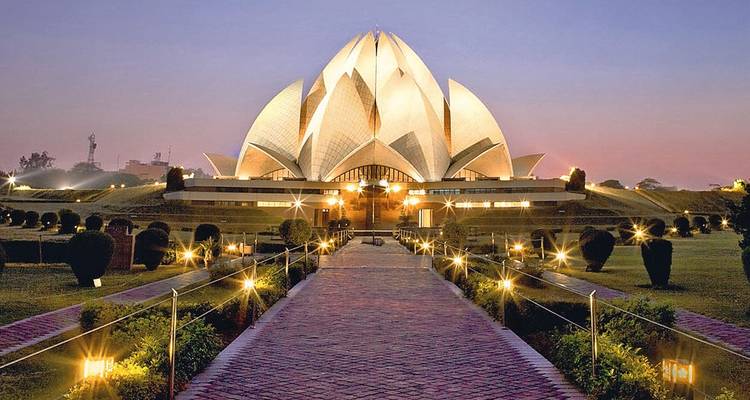 Lotus Tempel in New Delhi verlicht in de schemering.