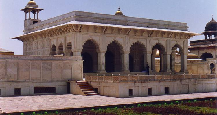 Historisch gebouw met artistieke marmeren beeldhouwwerken.