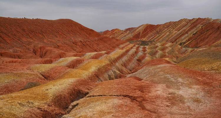 Las coloridas montañas del Geoparque Nacional Zhangye Danxia con formaciones rayadas.