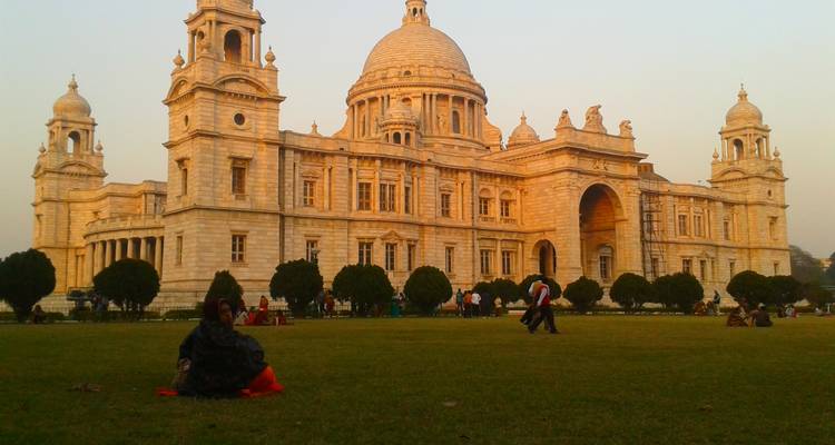 Victoria-Memorial-Gebäude mit Menschen, die sich auf dem Rasen entspannen.
