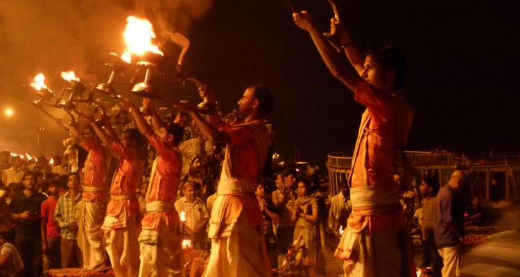 Ganga Aarti Zeremonie mit Menschen, die nachts Lampen halten.