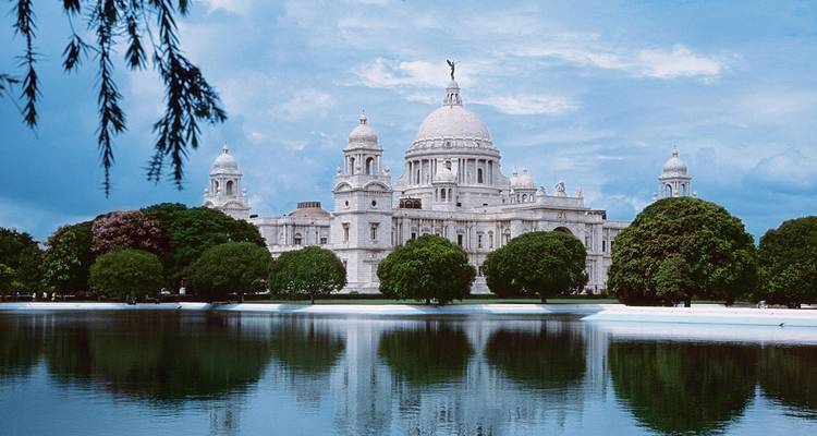 Victoria Memorial spiegelt sich an einem sonnigen Tag in einem Teich wider.