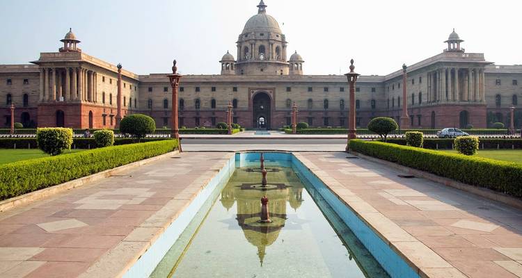 Das Rashtrapati Bhavan mit einem Reflexionsbecken davor.