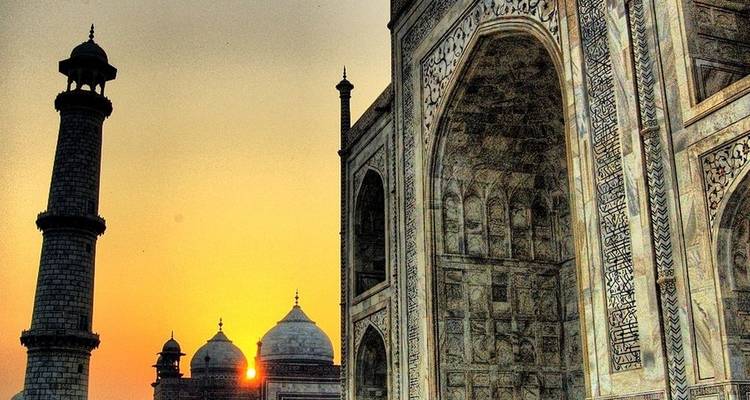 Close-up van de ingewikkelde gevel van Taj Mahal bij zonsondergang.