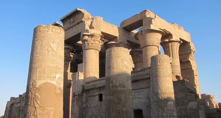 Vista amplia del Templo de Kom Ombo con un cielo despejado.
