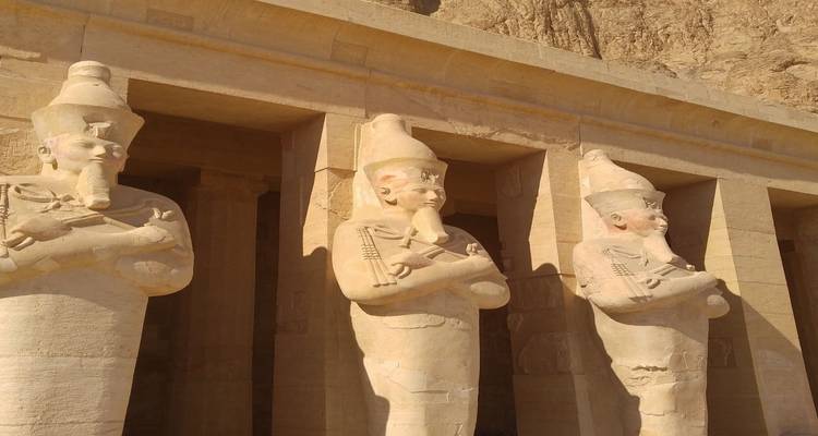 Estatuas antiguas en un sitio de templo.