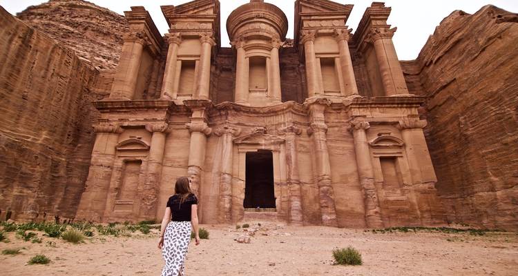 Persona caminando hacia El Monasterio en Petra.