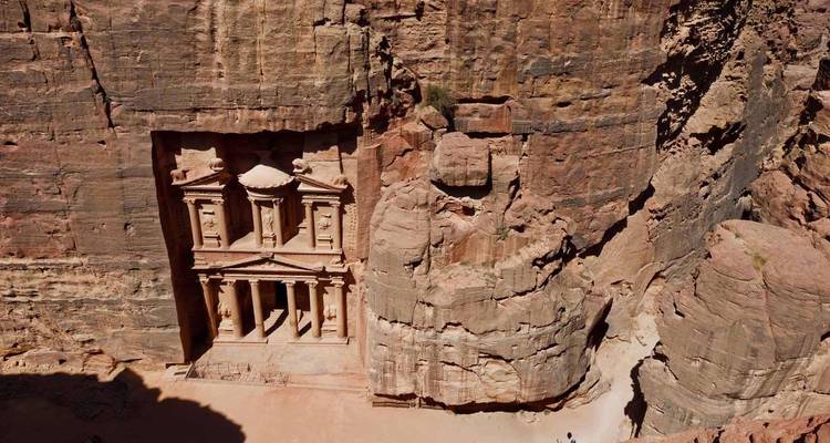 Vista aérea de Al-Khazneh (El Tesoro) en Petra.
