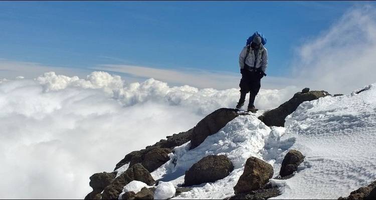 I notice you asked me to translate from English to German, but the text you provided ("Solo hiker on snowy mountain summit with clouds") is already in English.
The German translation would be:
"Einzelner Wanderer auf schneebedecktem Berggipfel mit Wolken."