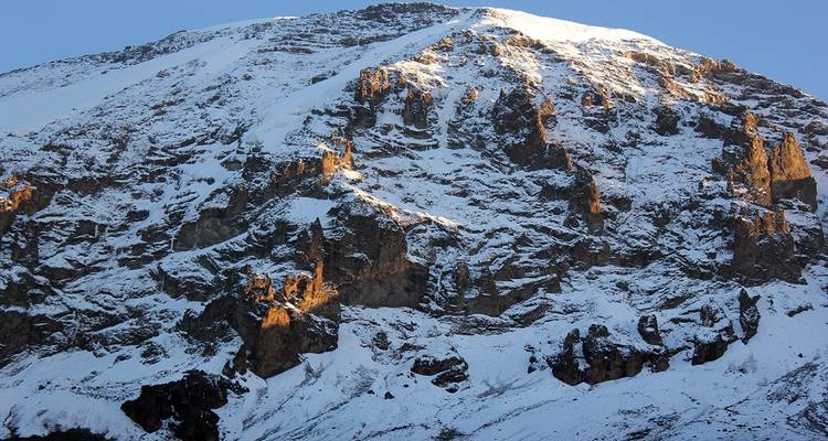 Schneebedeckte Berglandschaft bei Sonnenaufgang.