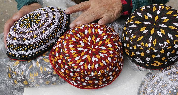 Une collection de casquettes au design complexe en cours de manipulation.