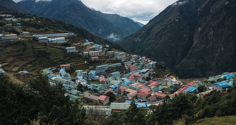 Une ville de vallée nichée entre de grandes montagnes.
