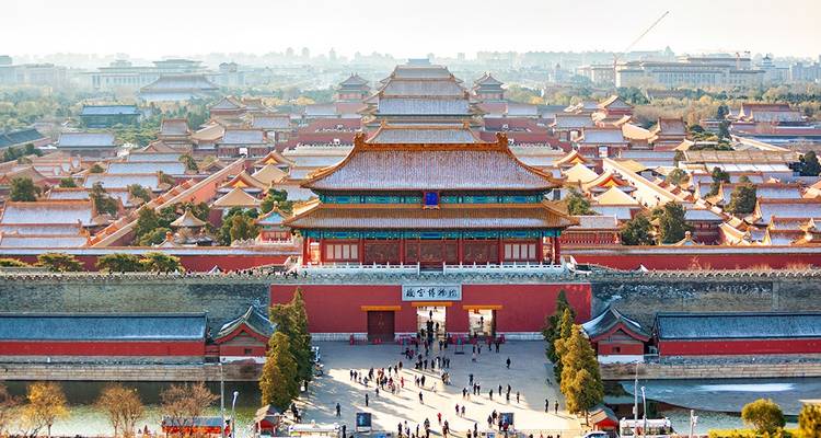 Toma aérea panorámica de los techos dorados y patios de la Ciudad Prohibida extendiéndose hacia el horizonte.