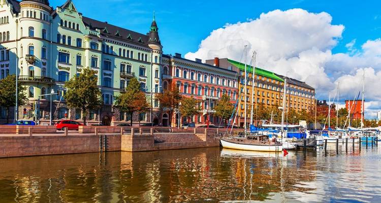 Edificios históricos coloridos junto a un puerto deportivo en Helsinki.