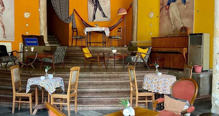 Interior de un café ecléctico con muebles vintage.