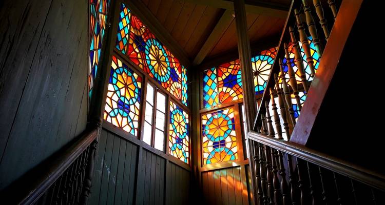 Vitraux colorés sur un palier d'escalier.