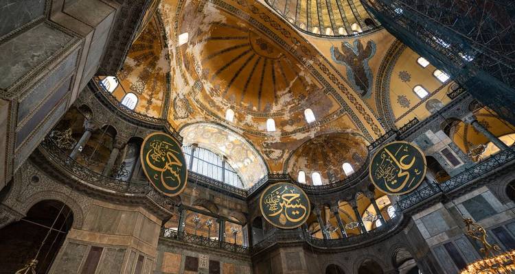 Magníficas cúpulas doradas y medallones caligráficos decoran el interior de Hagia Sophia.