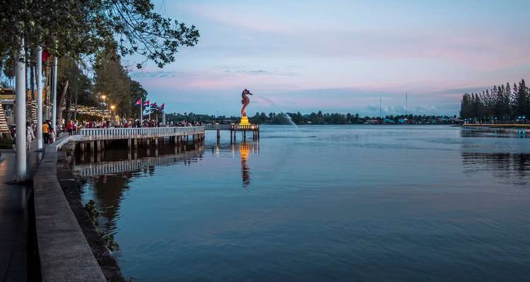 Steiger over een kalm waterlichaam tijdens zonsondergang.