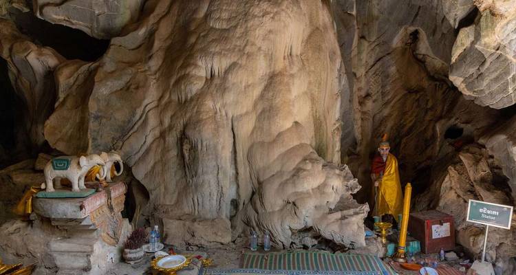 Interieur van een grot met een kleine heiligdomopstelling.
