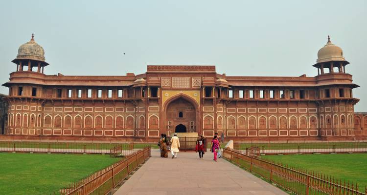 Ingang van een historisch fort met bezoekers.