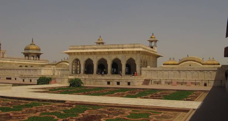 Marmeren structuur met toeristen op het terras.