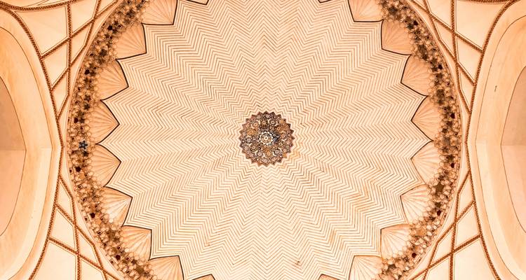 Plafond à coupole complexe avec motif étoilé.