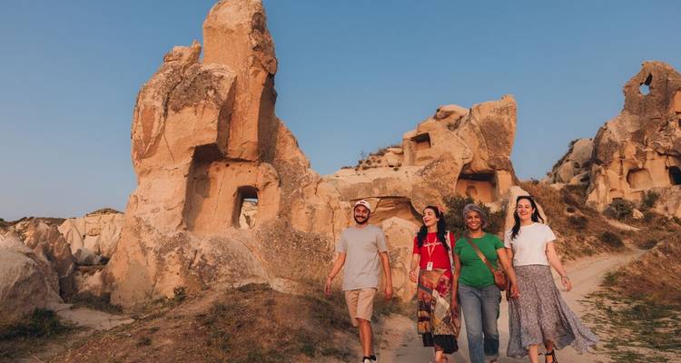 Personnes marchant près de formations rocheuses