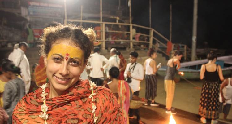 Vrouw met voor een festival versierd gezicht 's nachts.