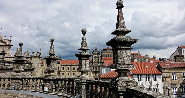 Des balustrades en pierre et des flèches surplombent les toits historiques sous des nuages dramatiques à Saint-Jacques-de-Compostelle.