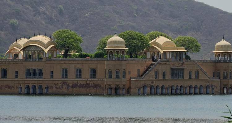 Un palais partiellement submergé au milieu d'un lac.