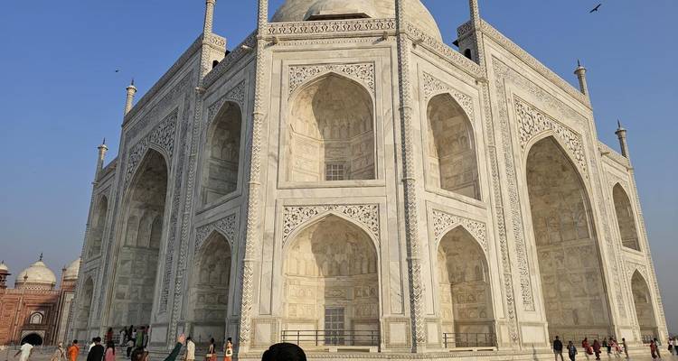 Une vue rapprochée de la façade de marbre de l'emblématique Taj Mahal.