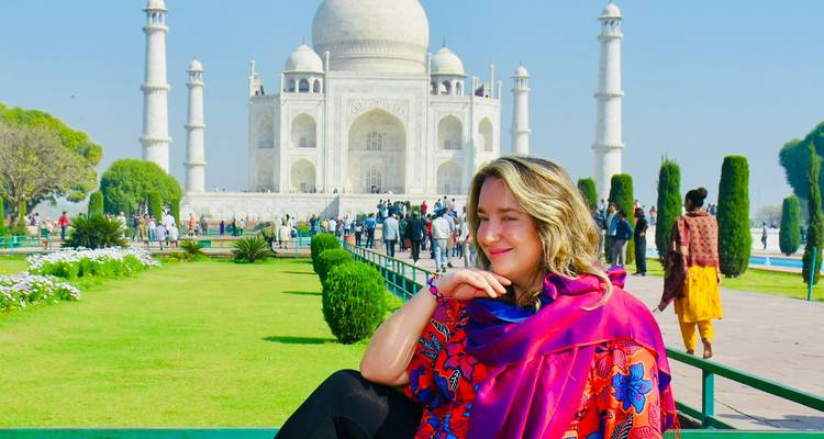 Persoon poseert voor de Taj Mahal.