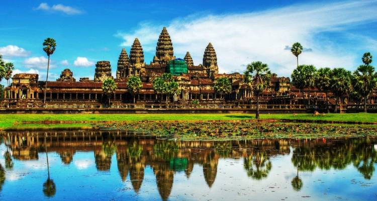 Grand complexe de temples avec un reflet dans l'eau.
