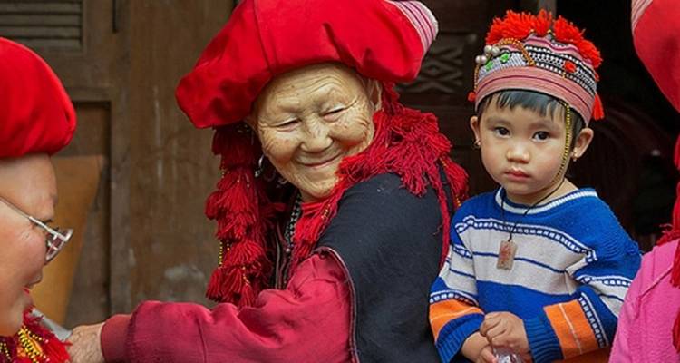 Femme âgée et enfant vêtus d'habits traditionnels.