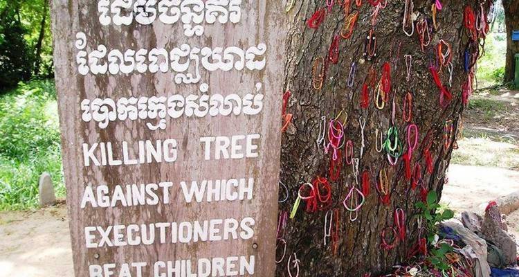 Letrero en un árbol conmemorando a niños víctimas en Camboya.