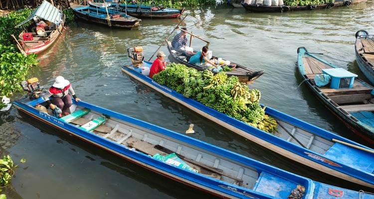 Mercado flotante con barcas cargadas de productos agrícolas.