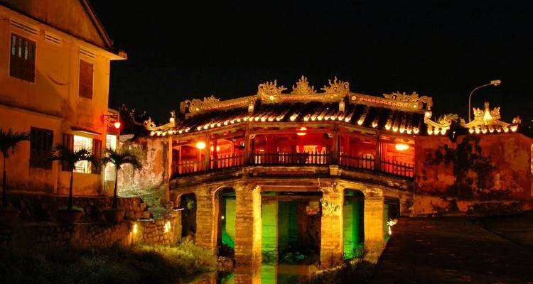 Puente antiguo iluminado por la noche.