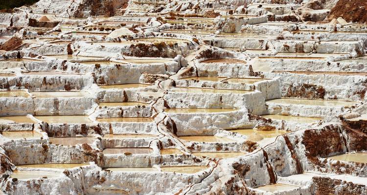 Terrazas espectaculares, posiblemente salinas, en una zona montañosa.