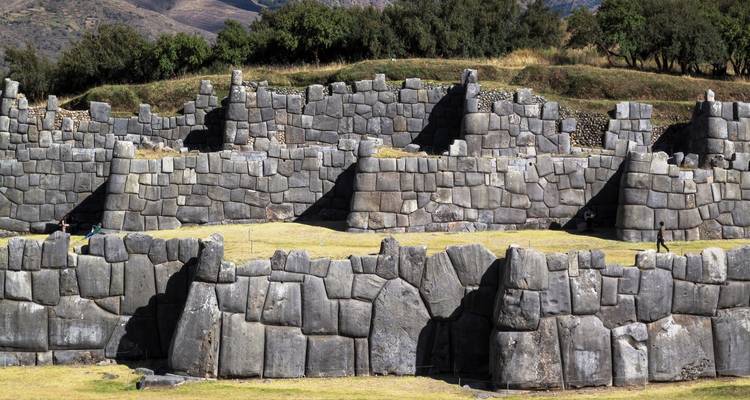 Antiguas ruinas de piedra con un muro de piedra en zigzag.