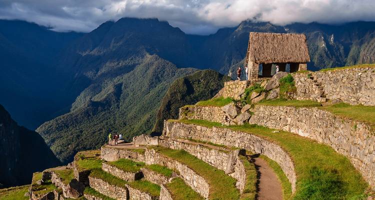 Una vista atemporal de Machu Picchu con gente en las terrazas.