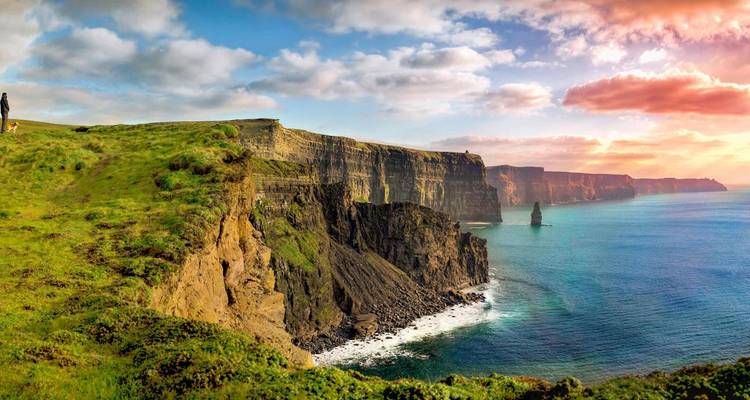 Les falaises de Moher le long du littoral au coucher du soleil en Irlande.