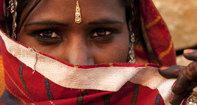 Portret van dichtbij van een persoon met traditionele hoofddoek.