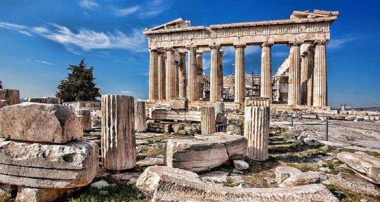 El Partenón en Atenas con cielos azules.