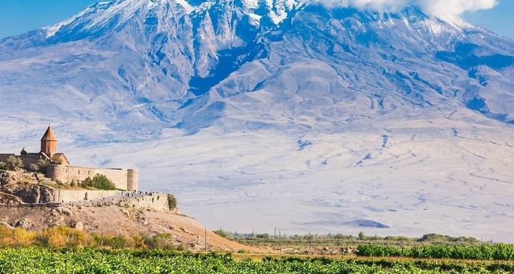 Klooster aan de voet van de met sneeuw bedekte berg Ararat.