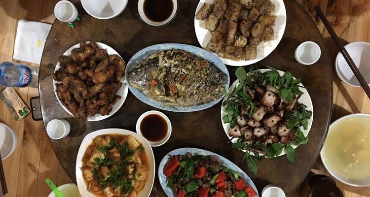 Repas traditionnel vietnamien étalé sur une table.