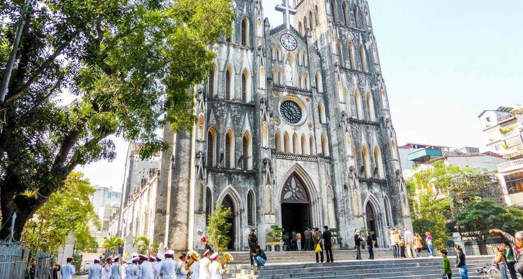 Large cathedral with people gathered on the steps.