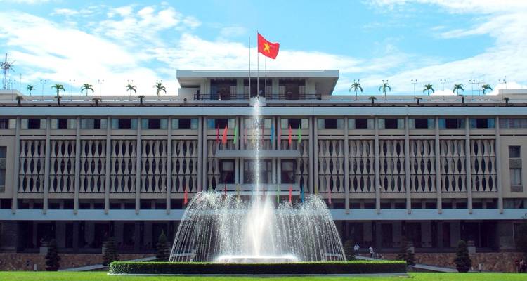 Overheidsgebouw met een fontein ervoor