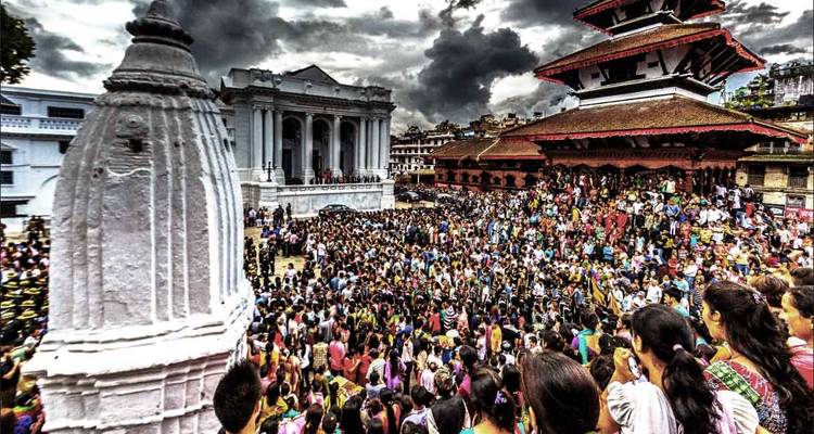 Een grote menigte op een plein met historische gebouwen.
