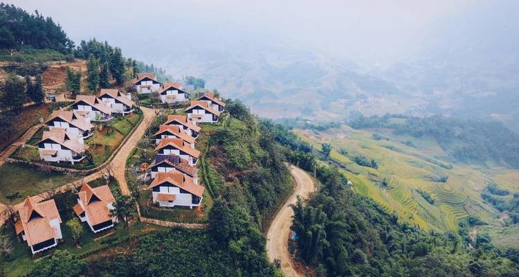 Hanggemeinde mit Häuschen und Terrassenfeldern.