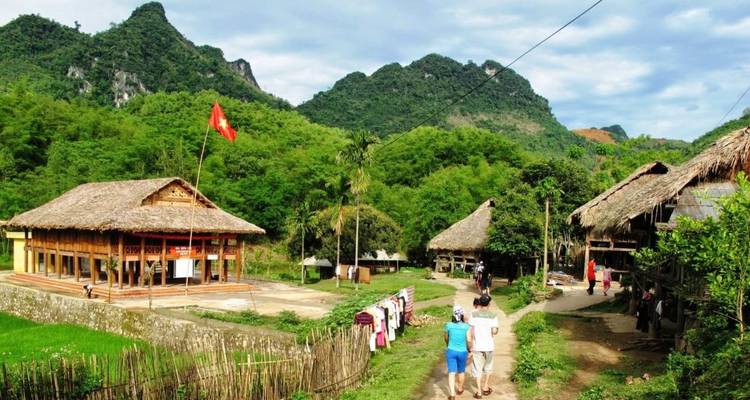 Traditionelle Holzhäuser mit einer vietnamesischen Flagge.